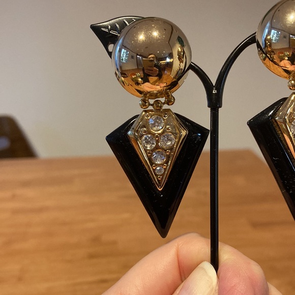 Earrings. 1980’s. Gold tone with black lucite and clear stones. - Picture 2 of 5